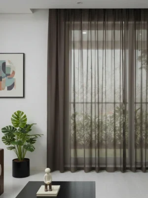 Modern bir salon penceresinde, tavandan yere kadar uzanan, acı kahve tonunda, düz dökümlü, tok ve şık bir atmosfer yaratan tül perde