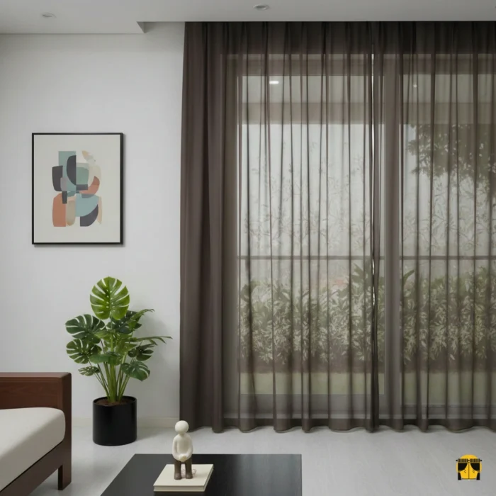 Modern bir salon penceresinde, tavandan yere kadar uzanan, acı kahve tonunda, düz dökümlü, tok ve şık bir atmosfer yaratan tül perde