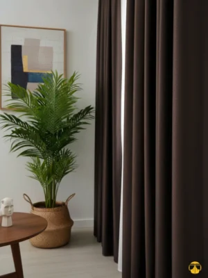 "Modern bir salonun penceresinde, tavandan yere kadar uzanan, acı kahve tonunda, inci saten dokulu, tok dökümlü şık ve parlak fon perde."