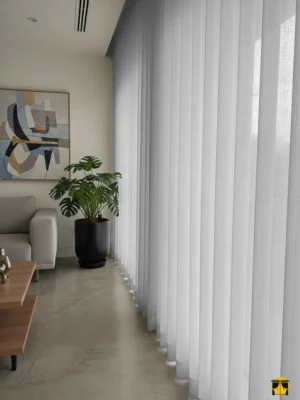 Modern bir pencere önünde, tavandan yere kadar uzanan, açık gri tonunda, düz dökümlü, ferah ve minimalist dokulu şık tül perde.