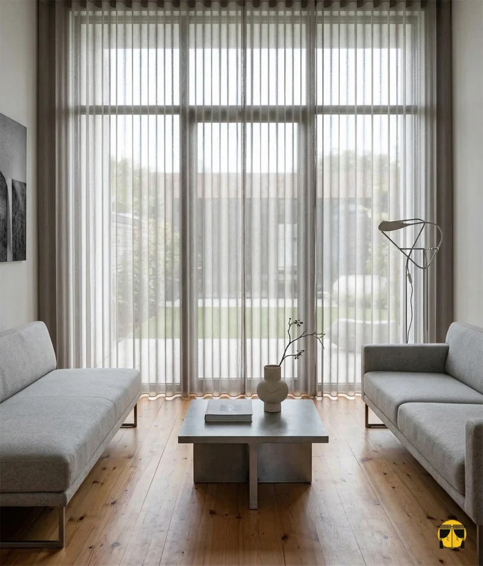 Açık gri zırh tül perdenin mikro petek dokusu arasından süzülen güneş ışığının, oda içerisinde yarattığı modern, geometrik ve puslu aydınlık