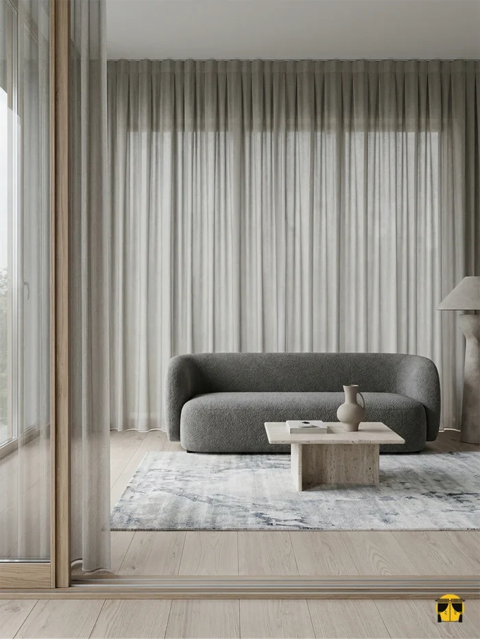 Endüstriyel tarzda dekore edilmiş, antrasit detaylı bir salonda pencerelere derinlik ve maskülen bir zarafet katan açık gri zırh tül perde