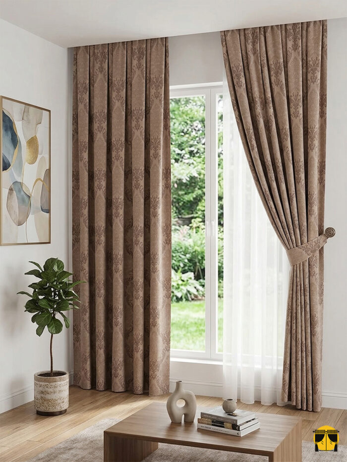 Işık ve Atmosfer: "Açık kahve jakar fon perdenin damask desenleri üzerinden süzülen ışığın, oda içerisinde yarattığı klasik, zengin ve nostaljik derinlik."