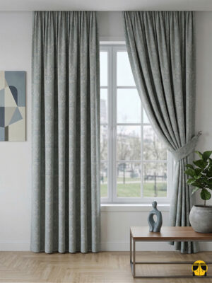 Işık ve Atmosfer: "Açık mavi damask desenli fon perdenin kabartmalı motifleri arasından süzülen gün ışığının, oda içerisinde yarattığı ferah, lüks ve huzurlu derinlik."