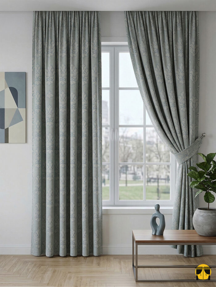 Işık ve Atmosfer: "Açık mavi damask desenli fon perdenin kabartmalı motifleri arasından süzülen gün ışığının, oda içerisinde yarattığı ferah, lüks ve huzurlu derinlik."