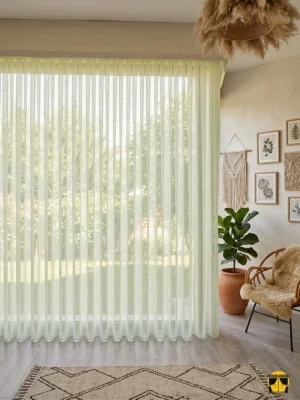 "Açık yeşil modern düz tül perdenin ipeksi dokusu arasından süzülen güneş ışığının, oda içerisinde yarattığı ferah, doğal ve huzurlu aydınlık."