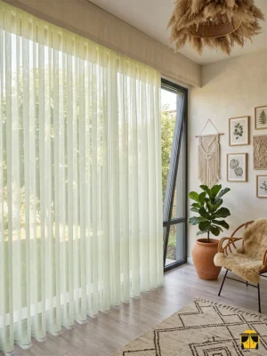 "Düz dokuma teknolojisiyle üretilmiş açık yeşil tonundaki pürüzsüz yüzeyi ve dökümlü lif yapısını sergileyen modern tül perde yakın plan çekimi."