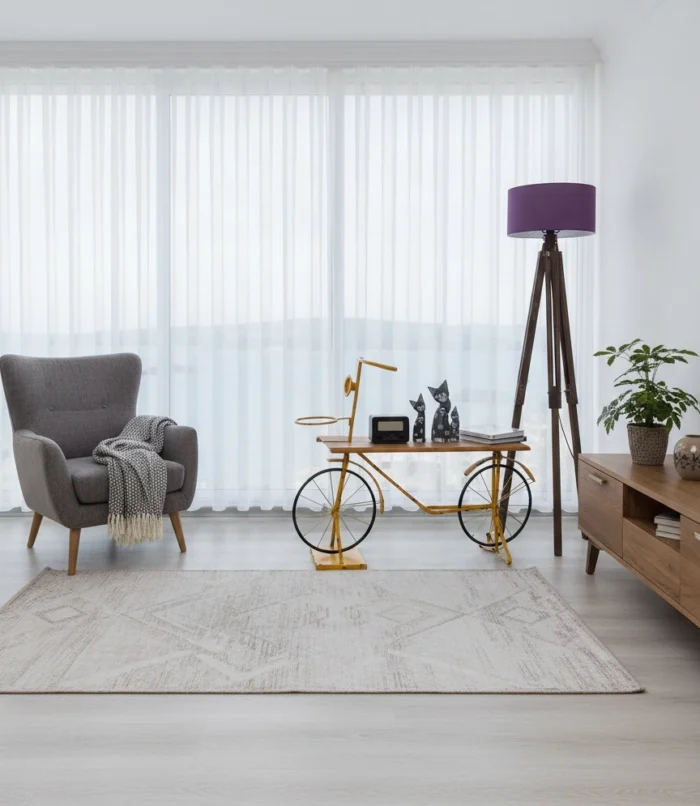 Modern bir yaşam alanında, tavandan yere kadar uzanan, krem tonunda, düz dökümlü, ferah, aydınlık ve huzurlu bir atmosfer yaratan şık tül perde.