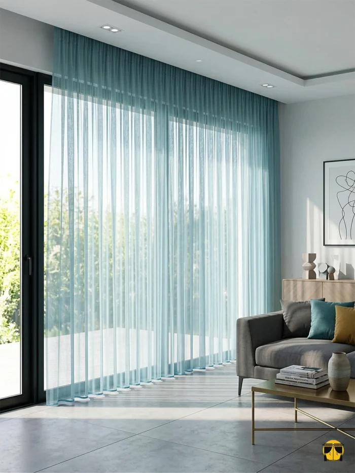 Beyaz mobilyalar ve hasır detaylarla dekore edilmiş modern bir yatak odasında, pencerelere derinlik ve huzur katan mavi tül perde tasarımı