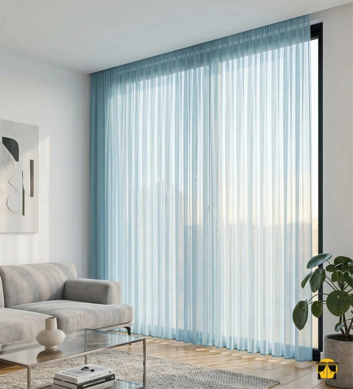 Akdeniz mavisi düz tül perdenin dokusu arasından süzülen ışığın, oda içerisinde yarattığı ferah, serin ve marin temalı aydınlık