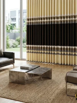 Altın nakışlı şeritlerin gün ışığı altında kristalize parıltısını ve kumaşın tok dökümünü sergileyen estetik fon perde sergisi