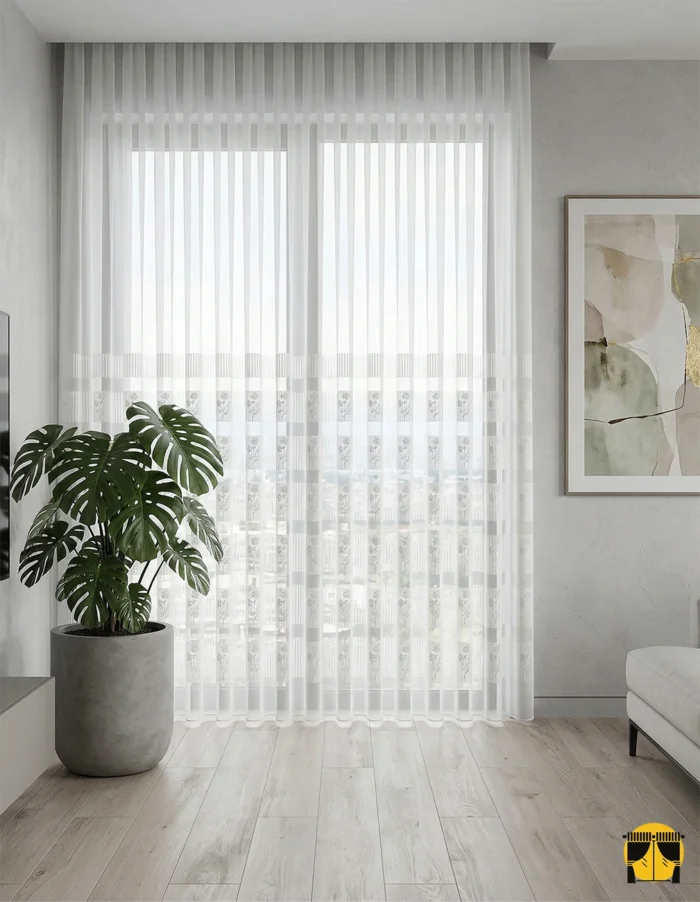 Mekan Tasarımı: "Vizon fon perdeler ve ahşap mobilyalarla dekore edilmiş modern bir salonda, pencerelere mimari bir düzen katan şeritli krem tül perde tasarımı."