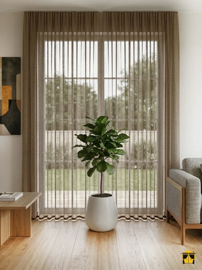 "Kahverengi çizgili tül perdenin dikey şeritleri arasından süzülen güneş ışığının, oda içerisinde yarattığı modern ve huzurlu ışık oyunları."