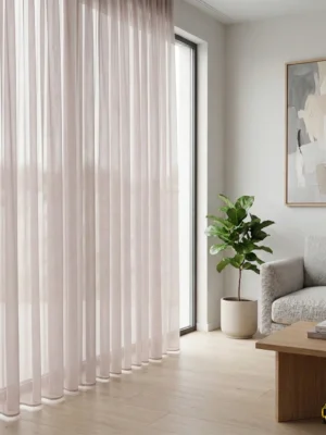 "Düz dokuma teknolojisiyle üretilmiş pudra pembe tonundaki pürüzsüz yüzeyi ve ipeksi lif yapısını sergileyen Doner serisi tül perde yakın plan çekimi."