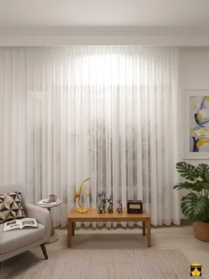 Modern bir oturma odasında, tavandan yere kadar uzanan, ekru-krem tonunda, düz dökümlü, ferah, aydınlık ve zarif bir atmosfer yaratan şık tül perde.
