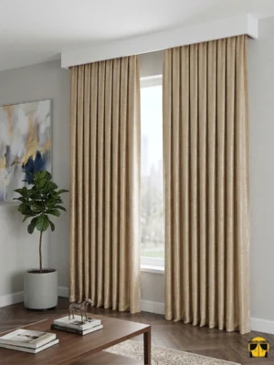 Işık ve Atmosfer: "Bal köpüğü parlak fon perdenin ipeksi yüzeyinden yansıyan güneş ışığının, oda içerisinde yarattığı sıcak, altın tonlarındaki huzurlu aydınlık."