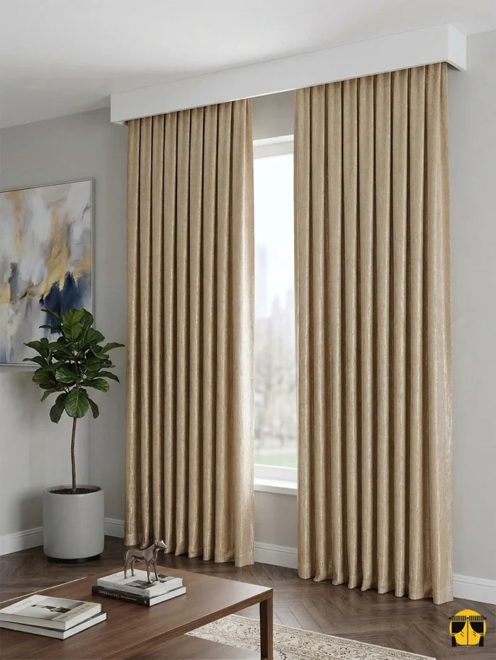 Işık ve Atmosfer: "Bal köpüğü parlak fon perdenin ipeksi yüzeyinden yansıyan güneş ışığının, oda içerisinde yarattığı sıcak, altın tonlarındaki huzurlu aydınlık."