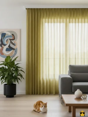 Modern bir oturma odası penceresinde, tavandan yere kadar uzanan, canlı hardal sarısı tonunda, düz dökümlü, ferah ve enerji veren şık tül perde