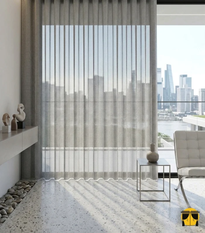 "Ağır dökümü sayesinde rüzgarda formunu bozmayan, rüstik ruhu modern renklerle buluşturan profesyonel dikim gri beyaz ekose tül."