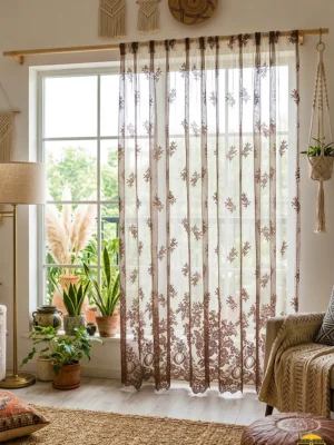 "Canlı bitkiler ve makrome aksesuarlarla kombinlenmiş, pencerelerde vintage bir rüzgar estiren desenli kahve örme tül uygulaması."