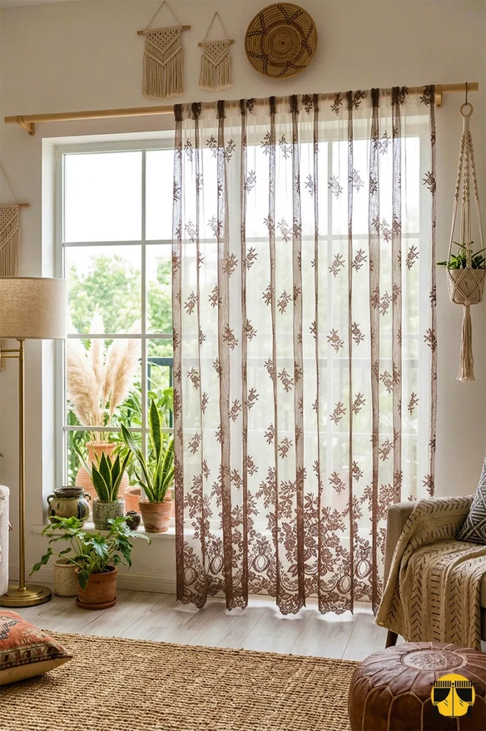 "Canlı bitkiler ve makrome aksesuarlarla kombinlenmiş, pencerelerde vintage bir rüzgar estiren desenli kahve örme tül uygulaması."