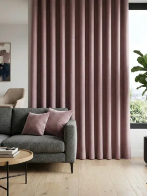 şığın açısına göre morun derinliği ile gül kurusunun zarafeti arasında geçiş yapan, katyonik teknolojisiyle dokunmuş çift tonlu modern fon perde kumaşı