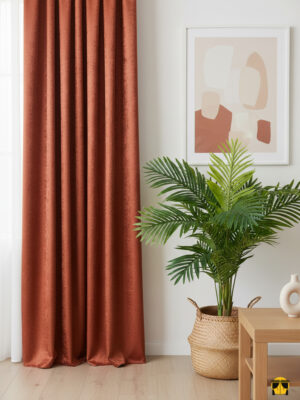 "Pencere önünde, zemine kadar uzanan, kiremit kırmızısı tonlarında, düz dökümlü ve hafif parlak saten dokulu şık bir fon perde."