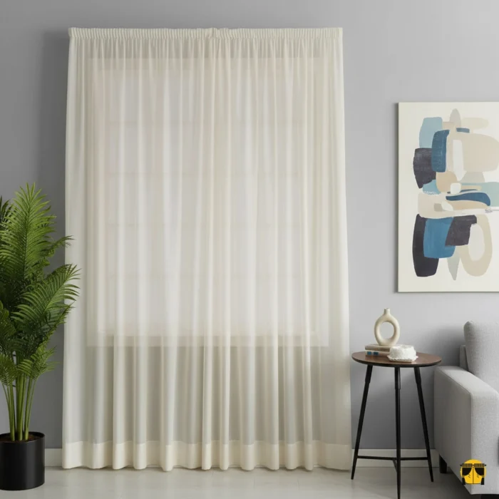 Modern bir oturma odasında, tavandan yere kadar uzanan, koyu krem renginde, doğal keten dokulu, tok dökümlü ve huzurlu bir atmosfer yaratan şık tül perde