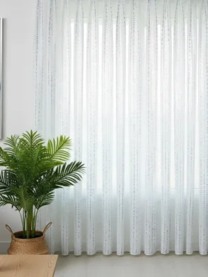 Salon dekorasyonunda pencere kenarında, kiremit kırmızısı renginde, ağırbaşlı ve parlak saten dokulu, tok dökümlü sofistike fon perde