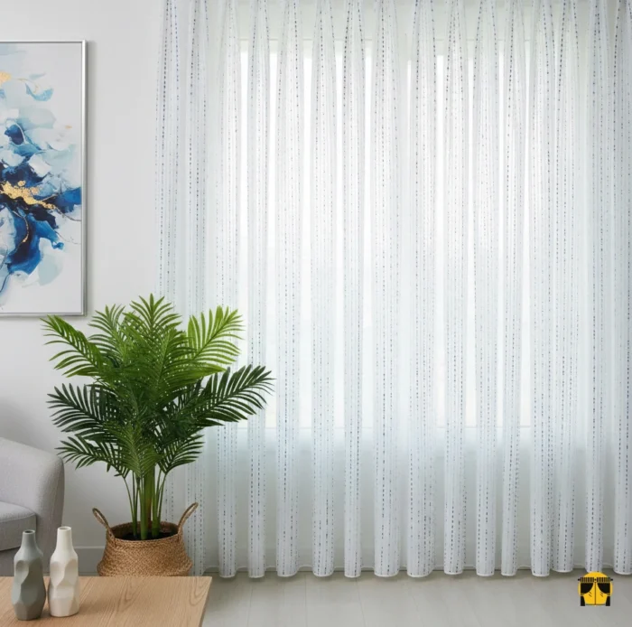 Salon dekorasyonunda pencere kenarında, kiremit kırmızısı renginde, ağırbaşlı ve parlak saten dokulu, tok dökümlü sofistike fon perde