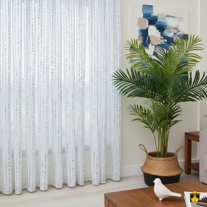 Pencere önünde, tavandan yere kadar uzanan, canlı turkuaz renginde, düz dökümlü ve hafif parlak saten dokulu, modern ve şık fon perde