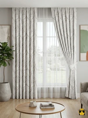 Işık ve Atmosfer: "Safari desenli krem-kahve fon perdenin bitkisel motifleri arasından süzülen ışığın, oda içerisinde yarattığı sıcak, egzotik ve huzurlu derinlik."