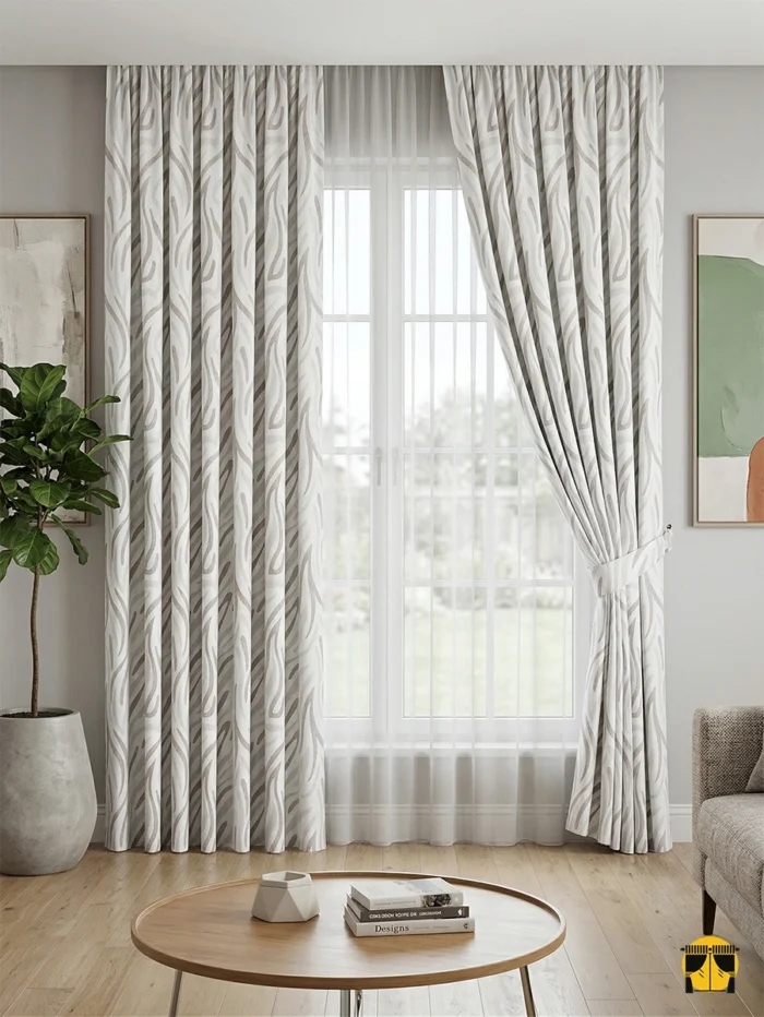 Işık ve Atmosfer: "Safari desenli krem-kahve fon perdenin bitkisel motifleri arasından süzülen ışığın, oda içerisinde yarattığı sıcak, egzotik ve huzurlu derinlik."