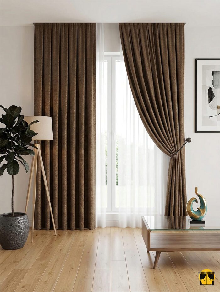 Gold ve Bronz Detaylar: Koyu kahve tonu, altın sarısı (gold) perde bağlama aparatları veya pirinç avizelerle birleştiğinde görsel bir şölen sunar.