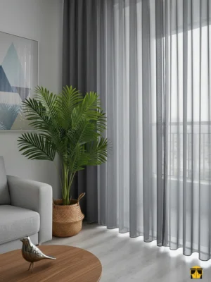 Modern bir salon penceresinde, tavandan yere kadar uzanan, açık gri tonunda, hafif ışıltılı (Shine) dokulu, tok ve düzenli pileli şık tül perde.