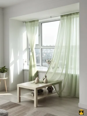 Modern bir oturma odasında, tavandan yere kadar uzanan, canlı ve huzurlu yeşil tonunda, düz dökümlü, ferahlatıcı bir atmosfer yaratan şık tül perde.