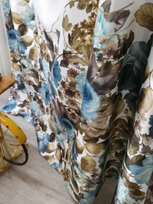 Beyaz renkli çiçekli fon perde