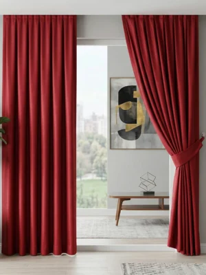 Işık ve Enerji: "Kırmızı keten tafta fon perdenin tok dokusu üzerinden yansıyan ışığın, oda içerisinde yarattığı tutkulu, sıcak ve prestijli aydınlık."