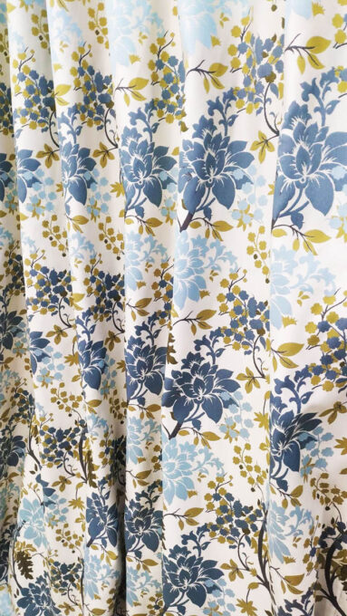 Çiçek desenli mavi perde