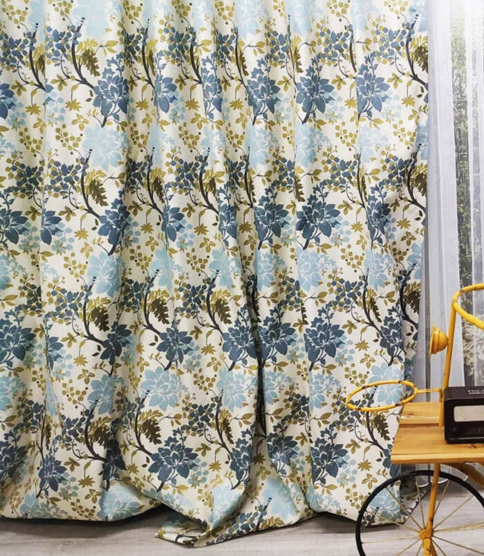 Çiçek desenli mavi perde