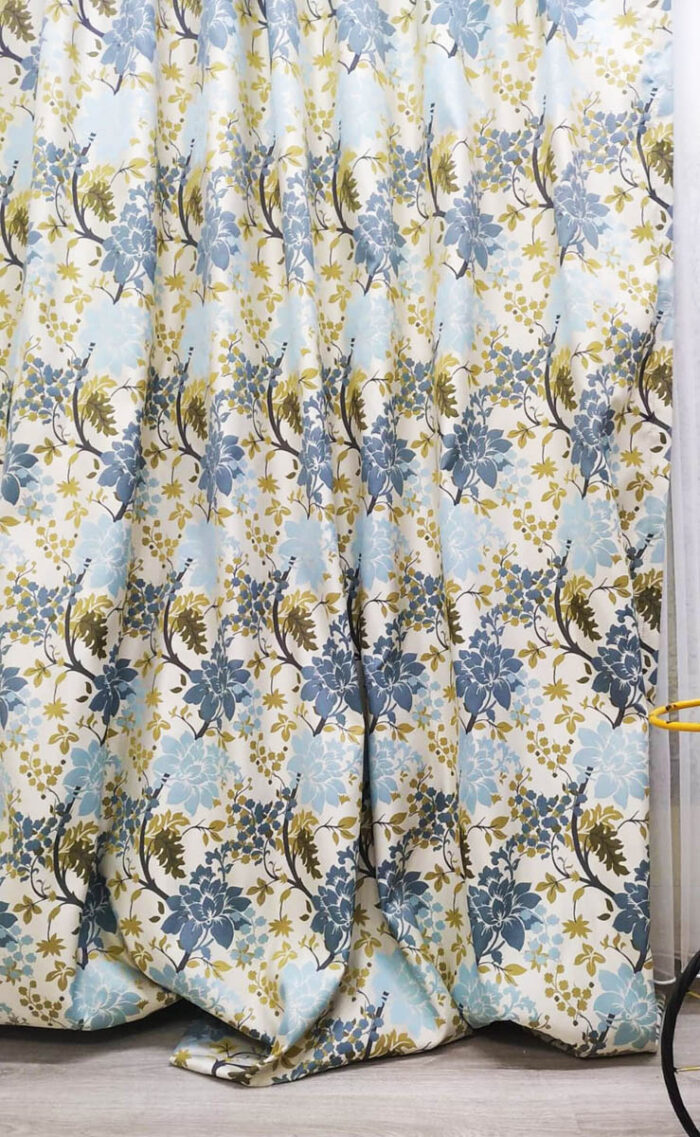 Çiçek desenli mavi perde