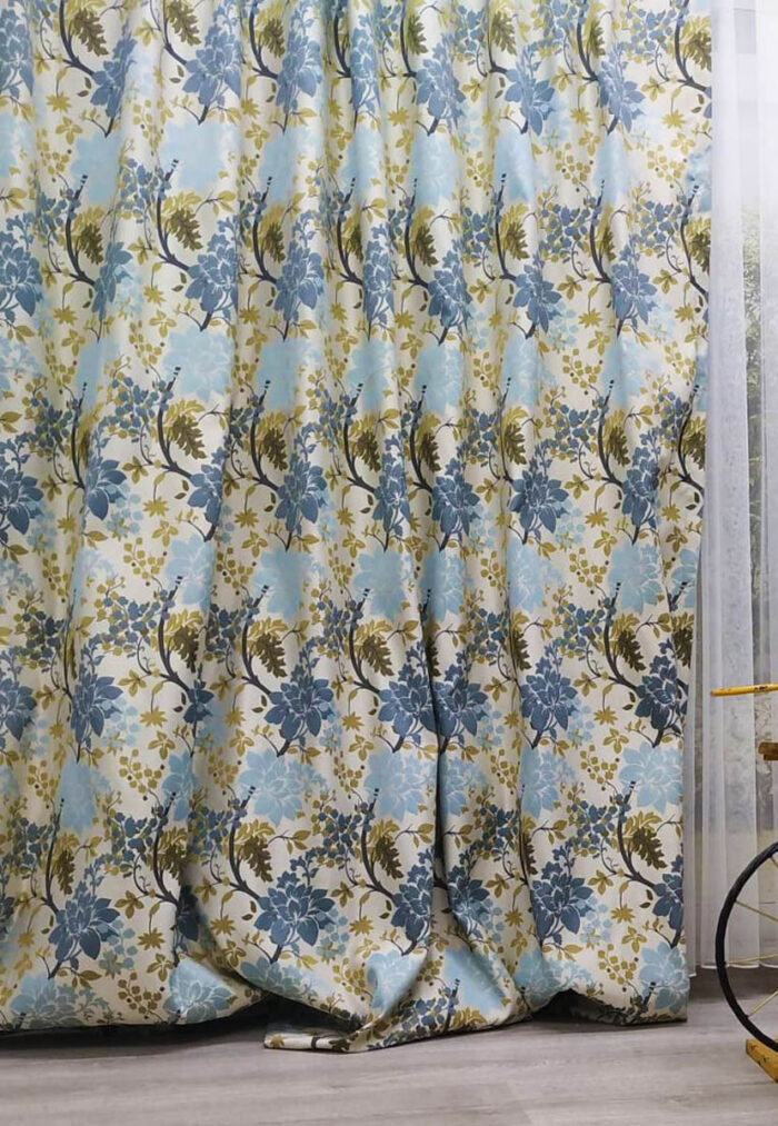 Çiçek desenli mavi perde