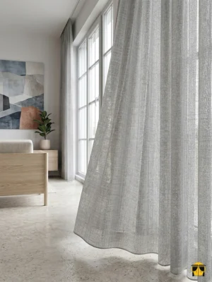 "Antrasit mobilyalar ve metalik detaylarla dekore edilmiş modern bir salonda, pencerelere asalet ve derinlik katan açık gri tül perde tasarımı."