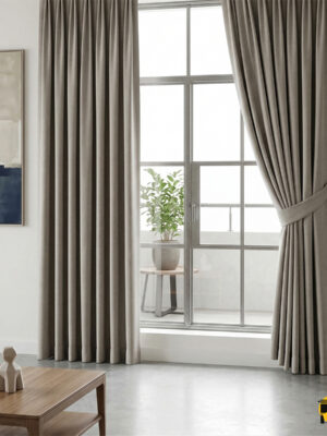 Düz Fon Perde - Bej Rengi - Kadife Dokulu1 Işık ve Doku: "Bej rengi kadife dokulu fon perdenin mat yüzeyinde oluşan yumuşak ışık kırılmaları ve odaya kattığı sıcak, premium atmosfer."