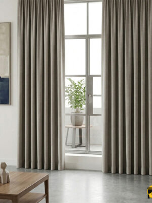 Doku Detayı: "Kadifemsi mikro tüylü yüzey yapısını ve bej tonunun ipeksi derinliğini sergileyen yakın plan çekimi; pencereler için lüks ve tok kumaş karakteri."