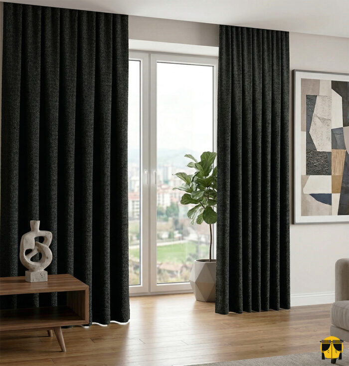 Doku Detayı: "Hasır dokuma teknolojisinin sağladığı gözenekli lif yapısını ve siyahın mat yüzeyini sergileyen yakın plan çekimi; pencereler için dayanıklı ve tok fon perde karakteri."