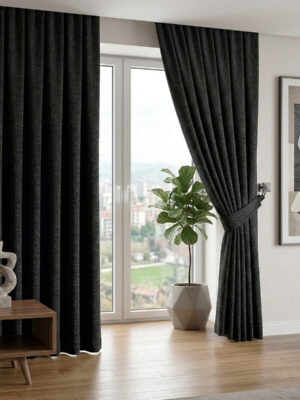 Işık ve Doku: "Siyah gözenekli hasır keten fon perdenin dokusu arasından süzülen ışığın, oda içerisinde yarattığı modern, maskülen ve puslu derinlik."