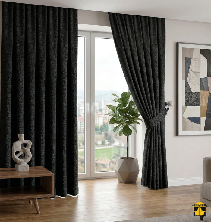 Işık ve Doku: "Siyah gözenekli hasır keten fon perdenin dokusu arasından süzülen ışığın, oda içerisinde yarattığı modern, maskülen ve puslu derinlik."