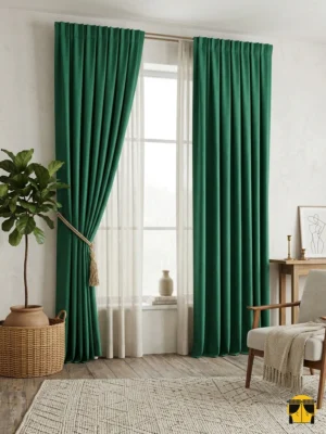 "Özel kadife dokuma teknolojisiyle üretilmiş zümrüt yeşili fon perde kumaşının mat ve parlak dengeli dokusunu sergileyen yakın plan."