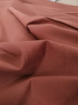 Salon için kırmızı kadife fon perde